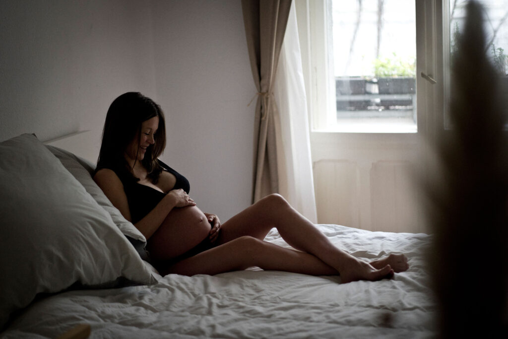 Babybauchfotos-im-eigenen-Bett Schwangerschaftsfotos Berlin _ Schwangere auf Bett _ Familienfotografie Berlin