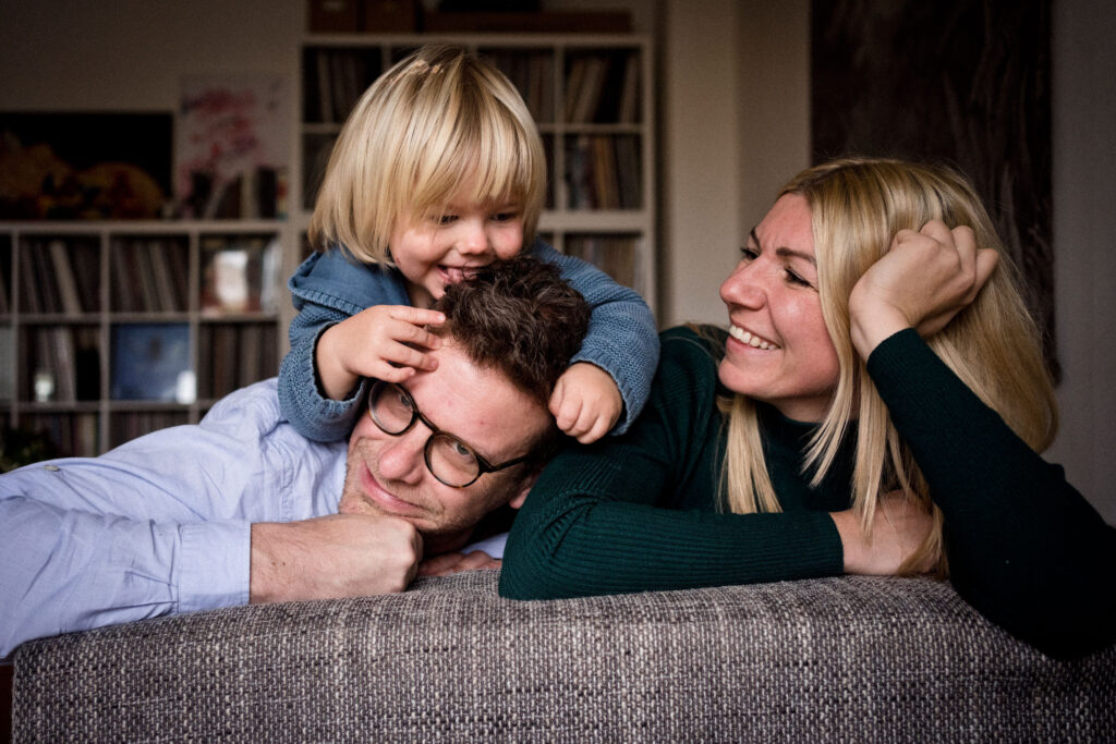 Familienfotos_auf-Papas-Ruecken Familienfotografie Berlin _ Kind klettert auf Papas Kopf