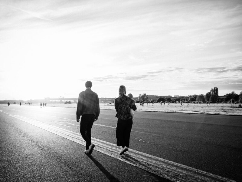 Familienfotos Berlin Landebahn Tempelhofer Feld Familie in schwarz-weiß