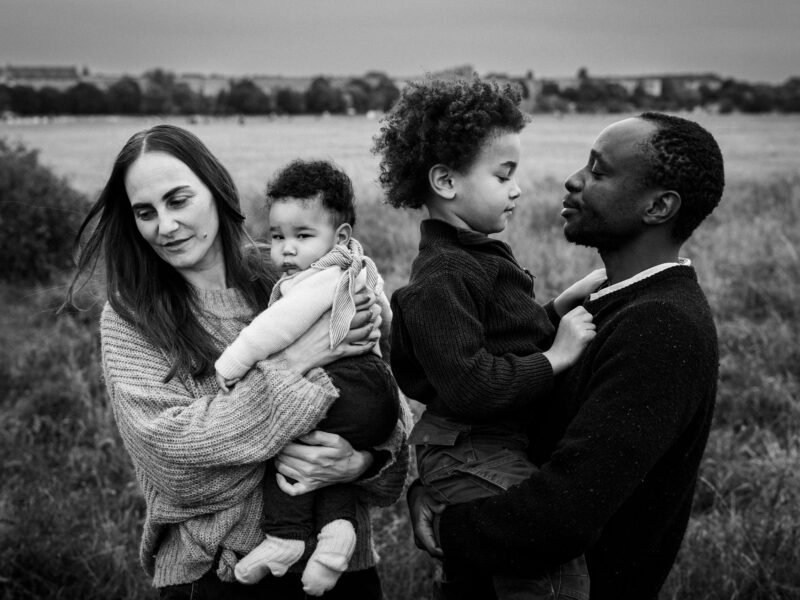 Familienfotos Berlin_Familienportrait Tempelhofer Feld schwarz-weiß